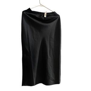 Black sleek skirt -can